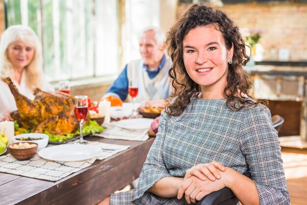 Femme assise à table près de personnes âgées