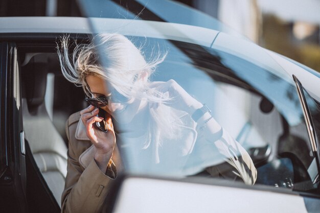 Femme assise en voiture electo