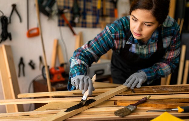 Femme en atelier de peinture