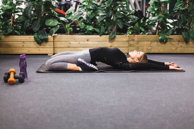 Femme athlétique, faire de l&#39;exercice dans la salle de gym