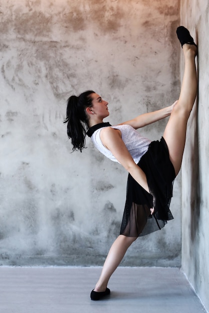 Femme athlétique, faire, gymnastique, étirage