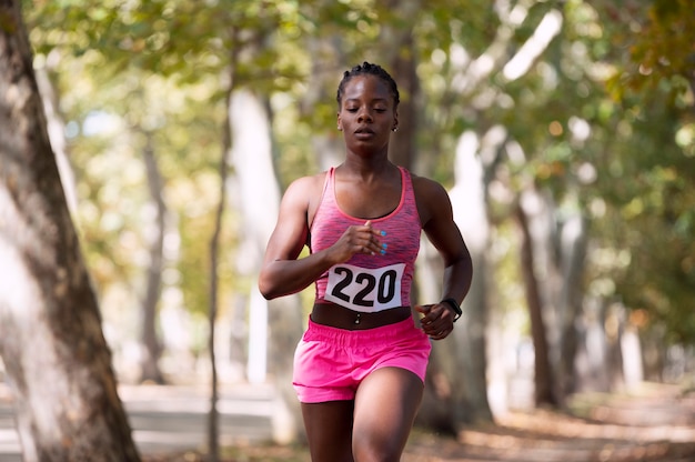 Femme athlétique participant à un cross