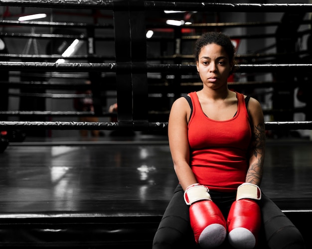 Photo gratuite femme athlétique prenant une pause de l'exercice