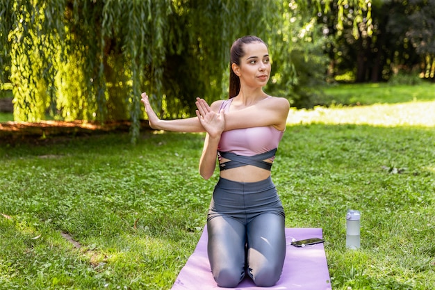 Femme athlétique souriante fait du yoga