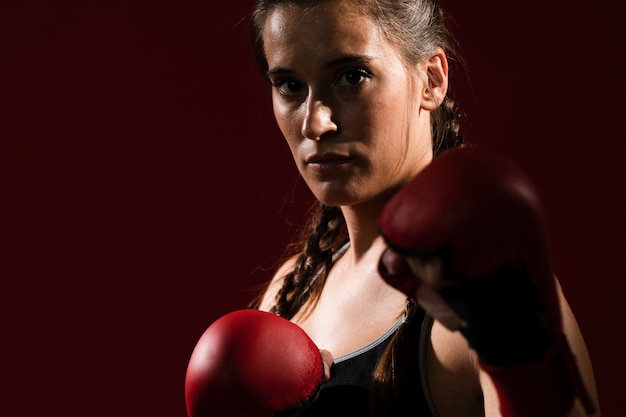 Femme athlétique en vêtements de fitness et gants de boxe