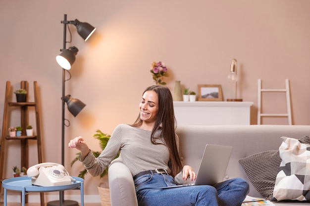 Femme, atteindre, retro, téléphone