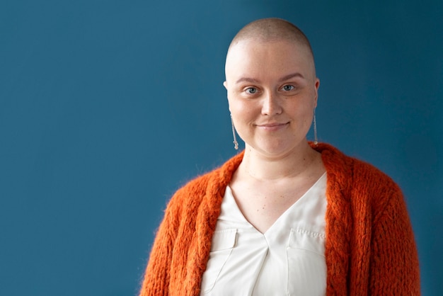 Femme atteinte d'un cancer du sein posant