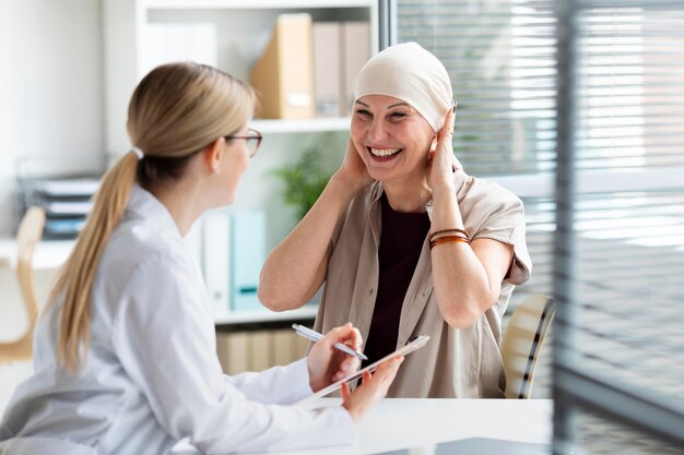 Femme atteinte d'un cancer de la peau parlant avec le médecin