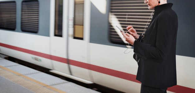 Femme attendant un train sur le quai