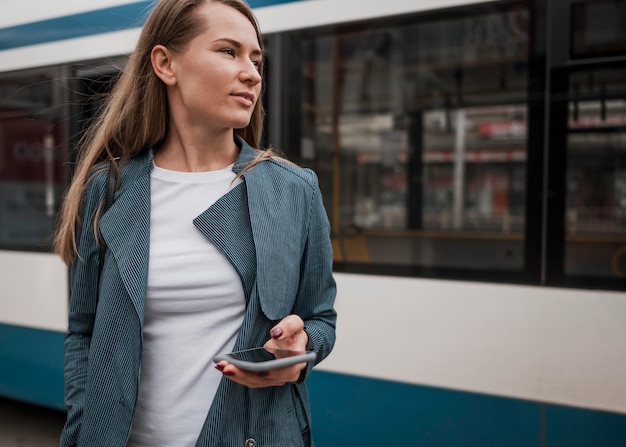 Femme en attente de la vue basse de bus