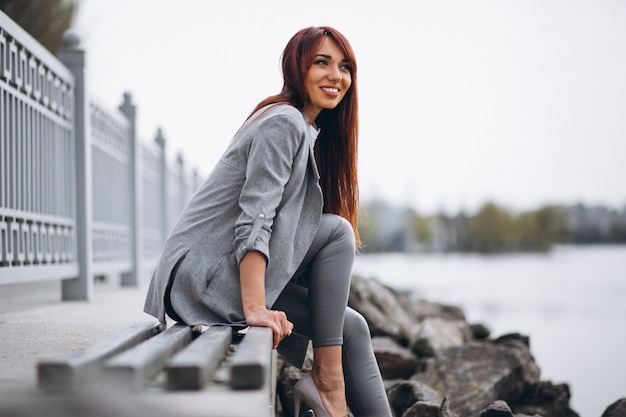 Femme au bord du lac