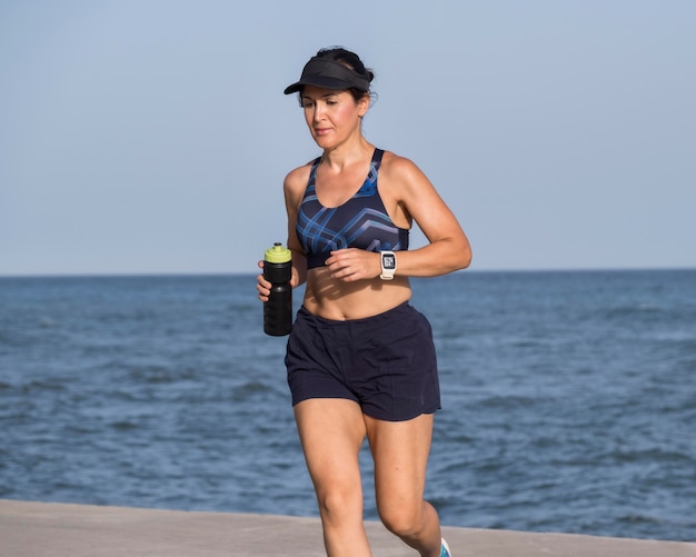 Femme au bord de la mer en cours d'exécution