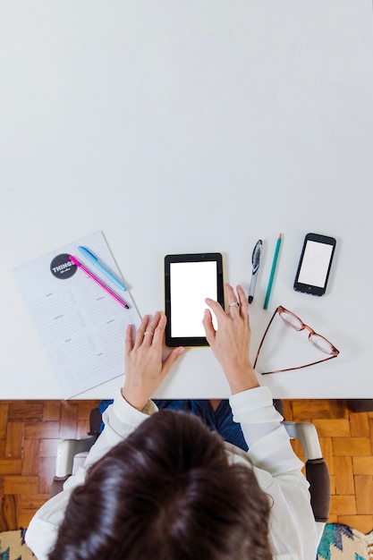 Photo gratuite femme au bureau vue de dessus