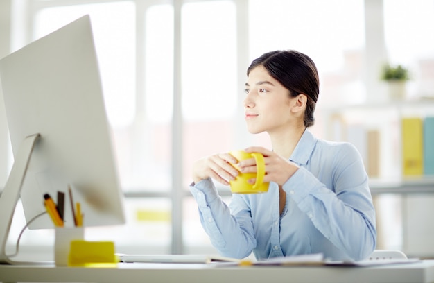 Femme au bureau