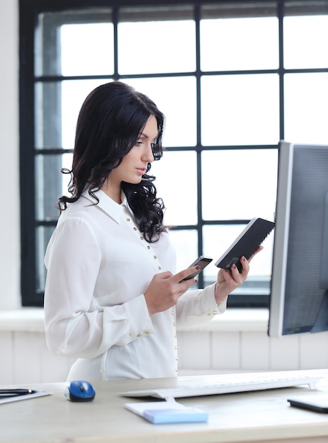 Femme au bureau