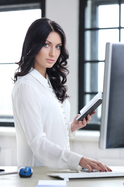 Femme Au Bureau