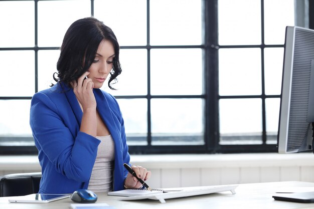 Femme au bureau