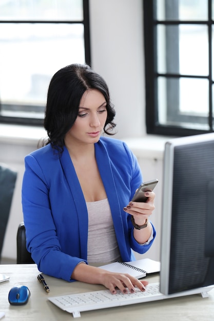 Femme au bureau