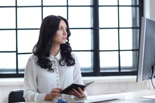 Femme au bureau