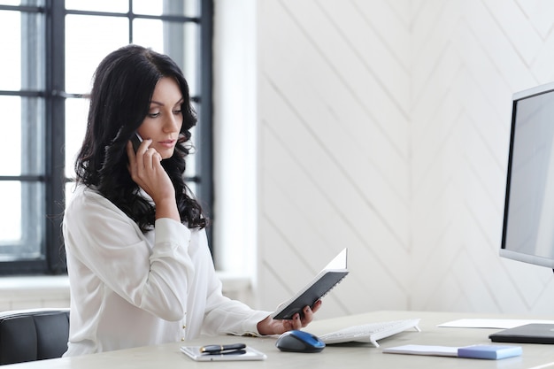 Femme au bureau