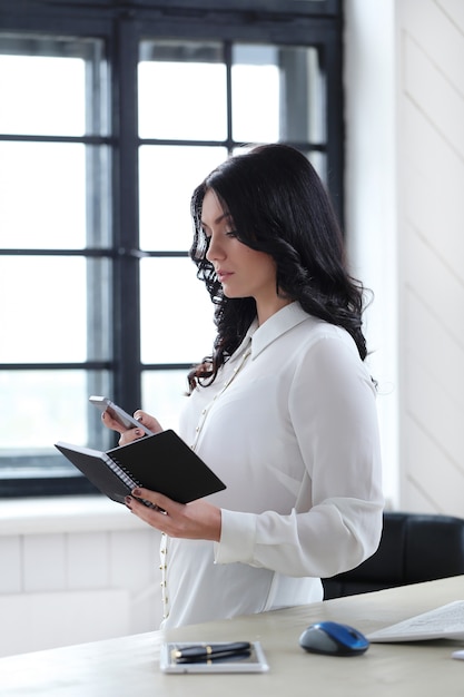 Femme au bureau