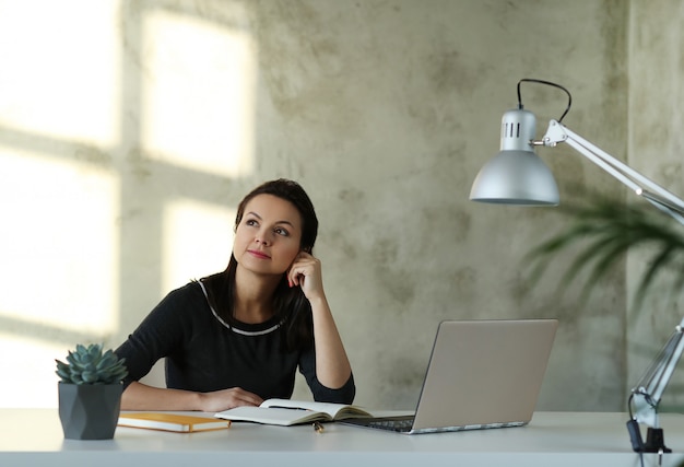 Femme au bureau