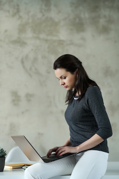 Femme au bureau