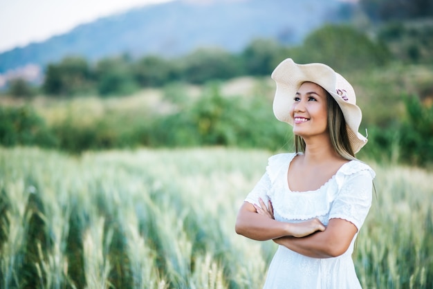 Femme au chapeau bonheur dans la nature