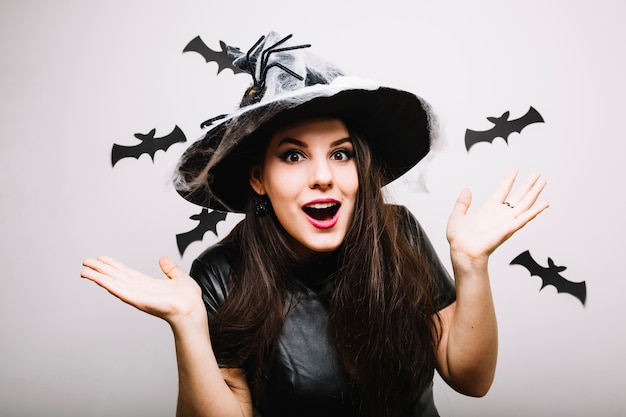 Photo gratuite femme au chapeau de halloween avec les mains séparées