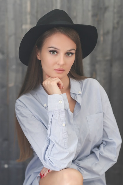 Femme au chapeau noir