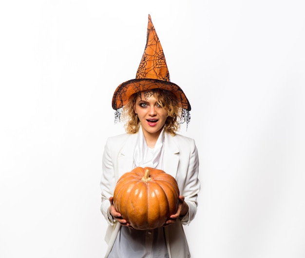 Femme au chapeau de sorcière avec citrouille jack o lantern halloween vacances joyeux halloween costume d'halloween