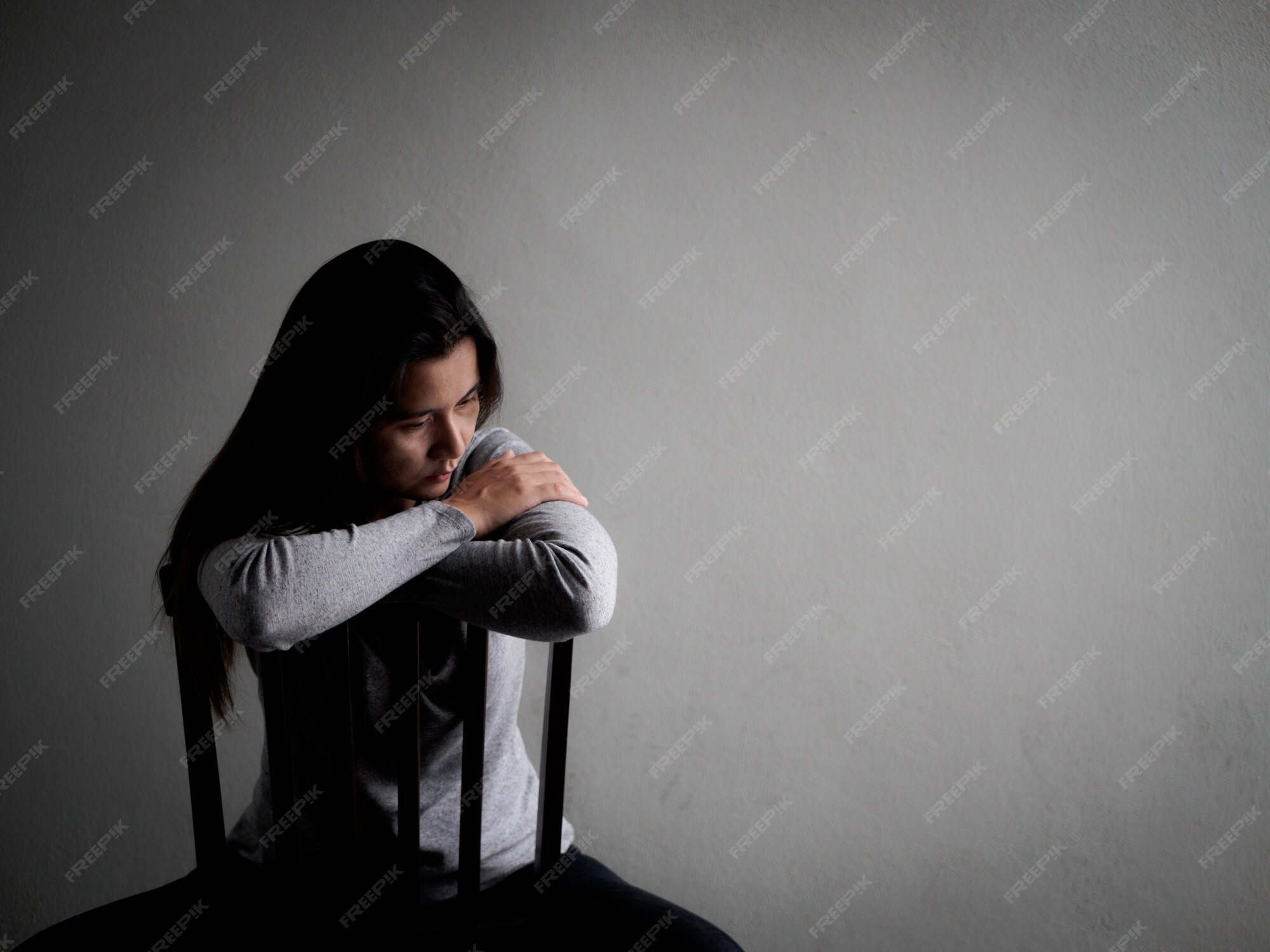 Femme Au Cœur Brise Deprime Assise Seule Dans Une Piece Sombre A La Maison Seul Triste Amour Photo Premium Femme Au Cœur Brise Deprime Assise Seule Dans Une Piece Sombre A La Maison Seul Triste Amour Photo Premium