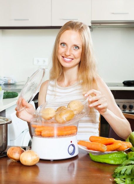 Photo gratuite femme au foyer aux cheveux longs cuisine légumes