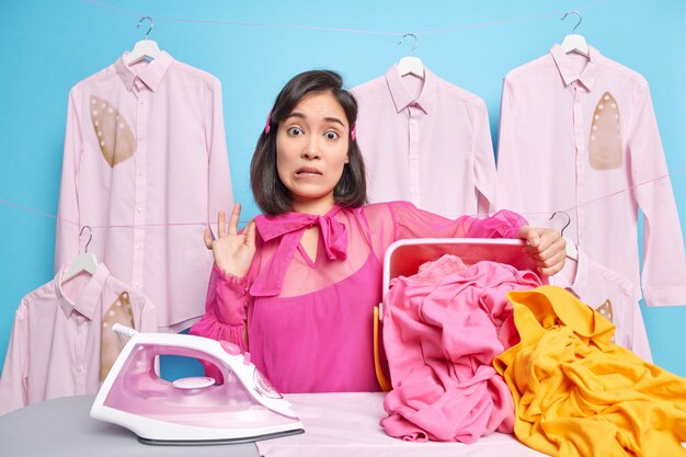 femme au foyer caresse le linge à la maison