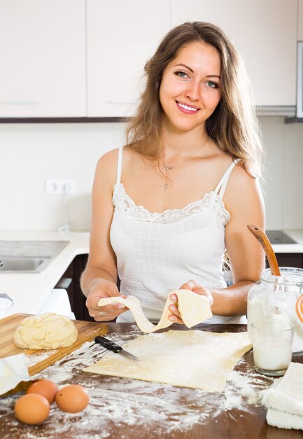 Femme au foyer de cuisine à la maison