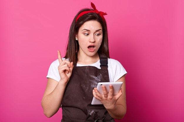 Femme au foyer cuisinières féminines, tablier marron habillé, t-shirt blanc.