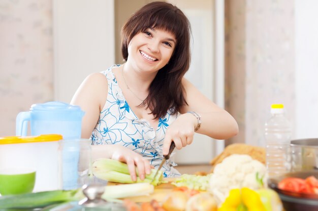 femme au foyer positive cuisine avec céleri