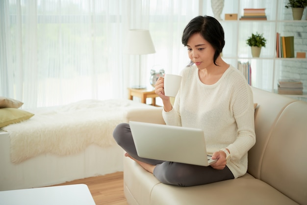 Femme au foyer profitant du week-end à la maison