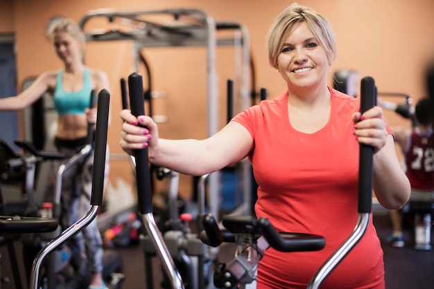 Femme au gymnase