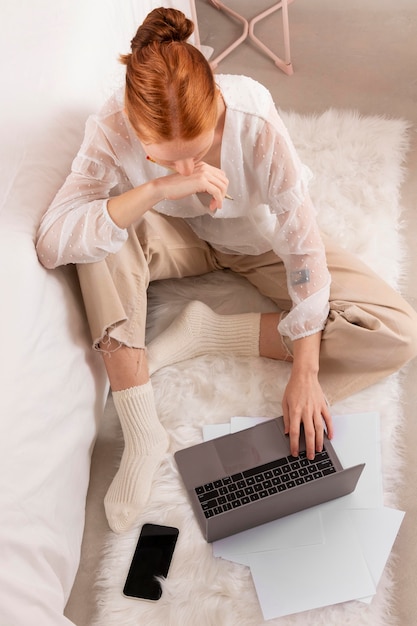 Photo gratuite femme au lieu de travail à l'aide d'un ordinateur portable