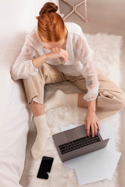 Femme au lieu de travail à l'aide d'un ordinateur portable