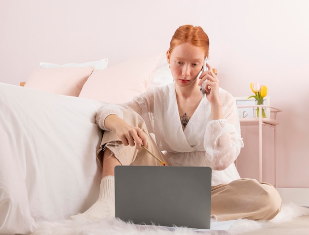 Femme au lieu de travail à l'aide d'un ordinateur portable