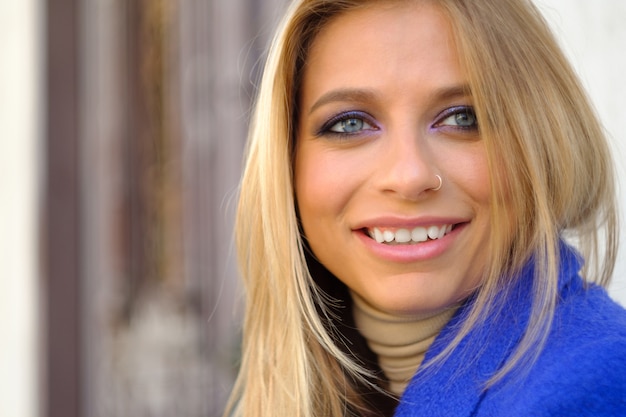 Photo gratuite femme au manteau bleu dans la rue