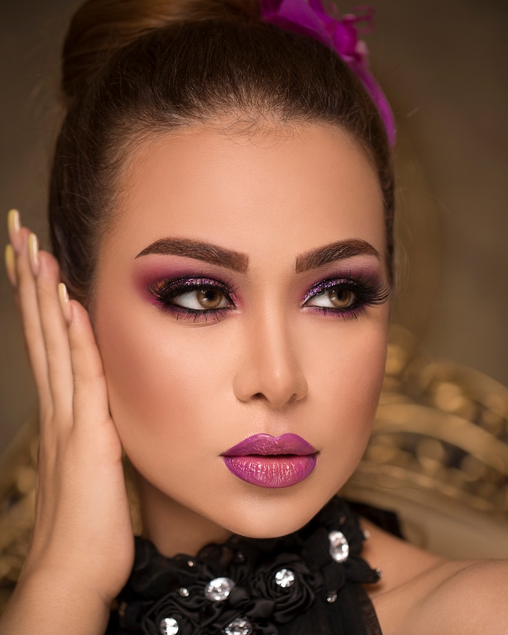 Photo gratuit femme au maquillage bronzé élégant