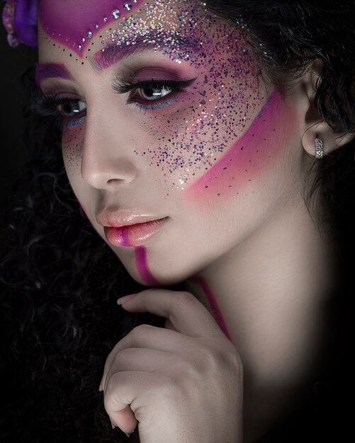 Femme au maquillage de mode rose brillant