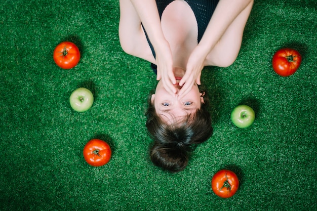 Photo gratuite femme au milieu des pommes et des tomates