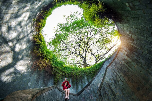 Une femme au parc de Fort Canning