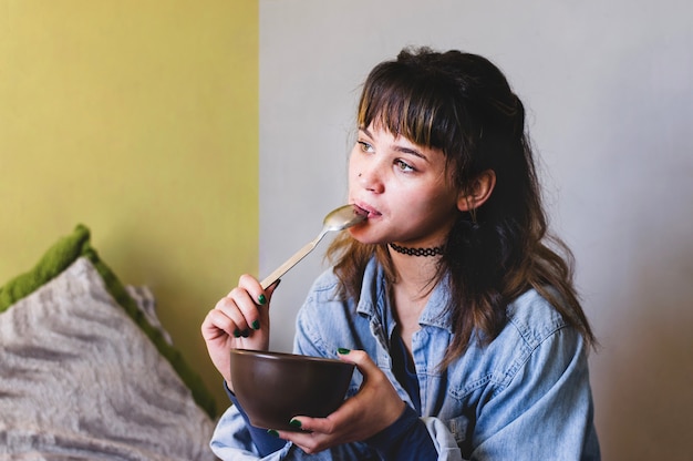 Photo gratuite femme au petit-déjeuner et licking spoon