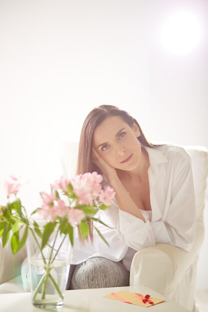 Femme au repos dans le fauteuil