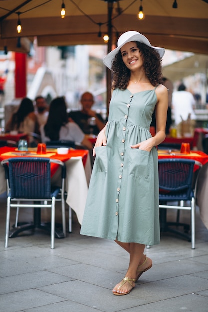 Femme au restaurant à Venise